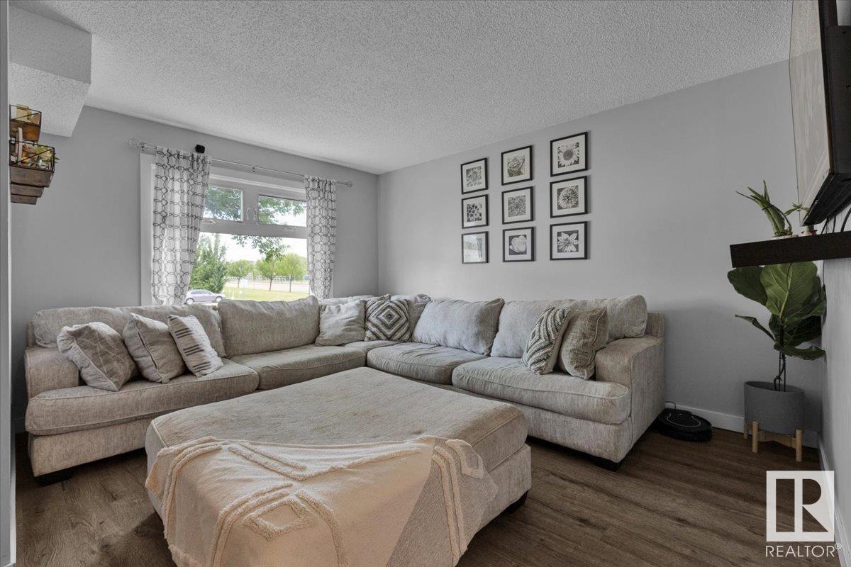 2905 151 Av, Edmonton, Alberta, T5Y 2E3