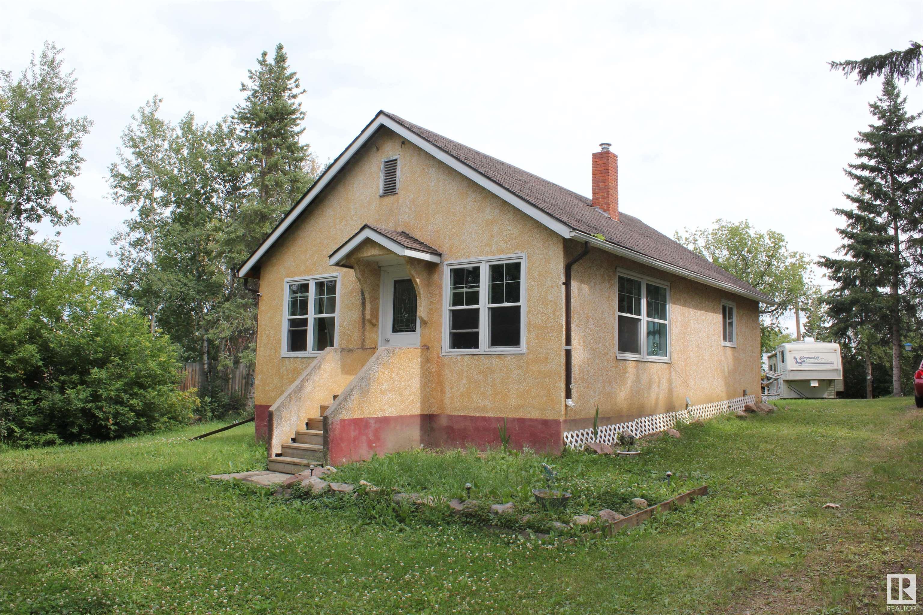 12 Main Road, Derwent, Alberta, T0B 1C0