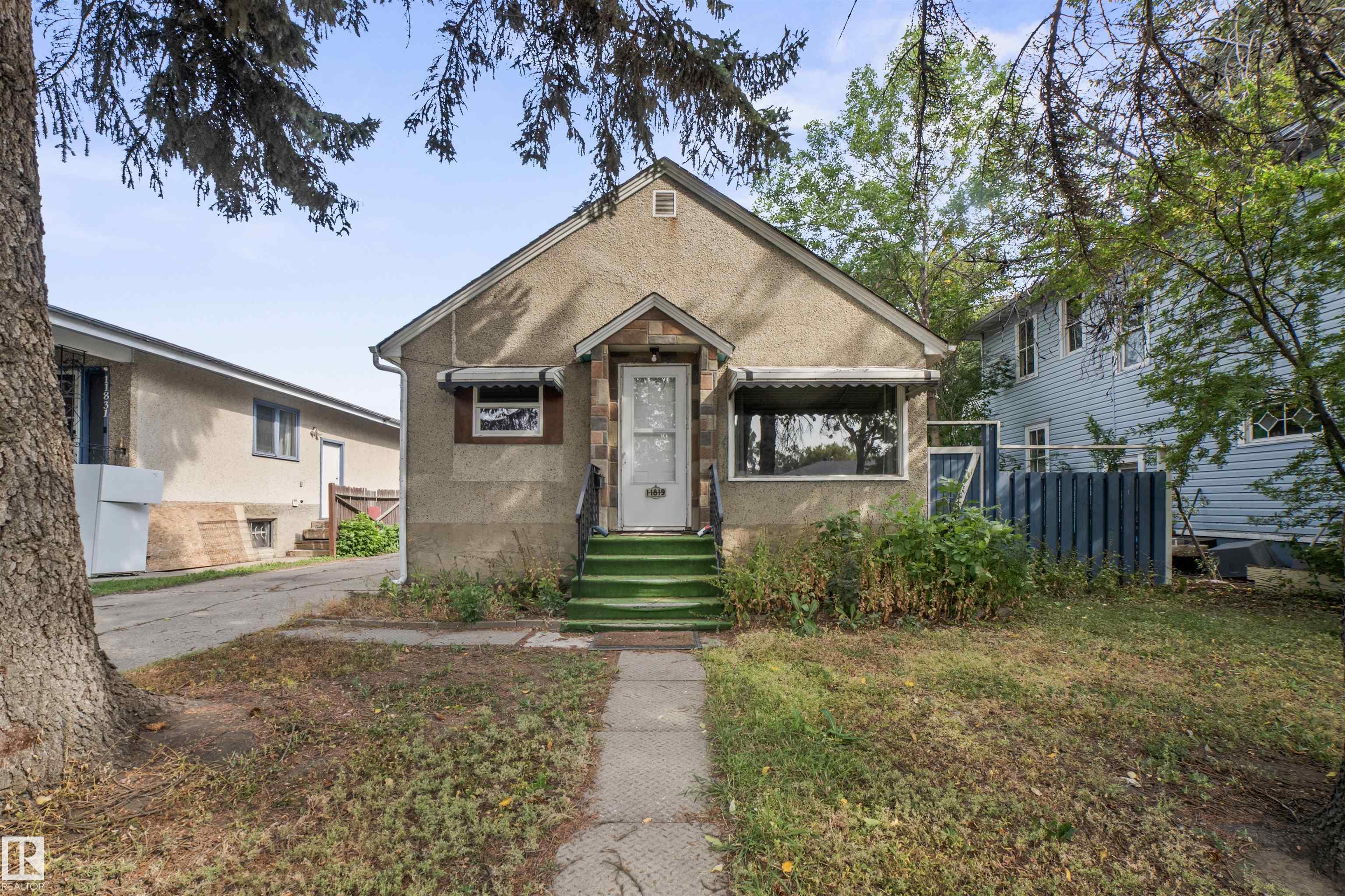 11819 45 St, Edmonton, Alberta, T5W 2T3