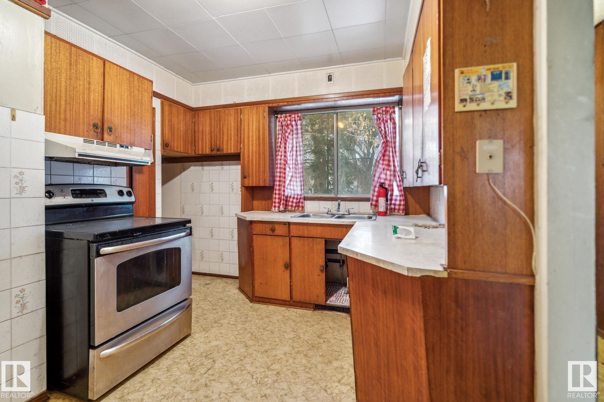 12125 40 Street, Edmonton, Alberta, T5W 2L4