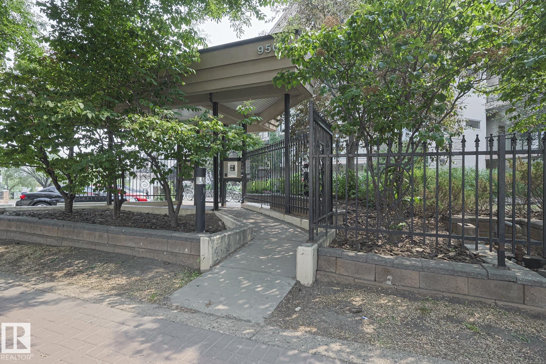 113 9507 101 Avenue, Edmonton, Alberta, T5H 4R1