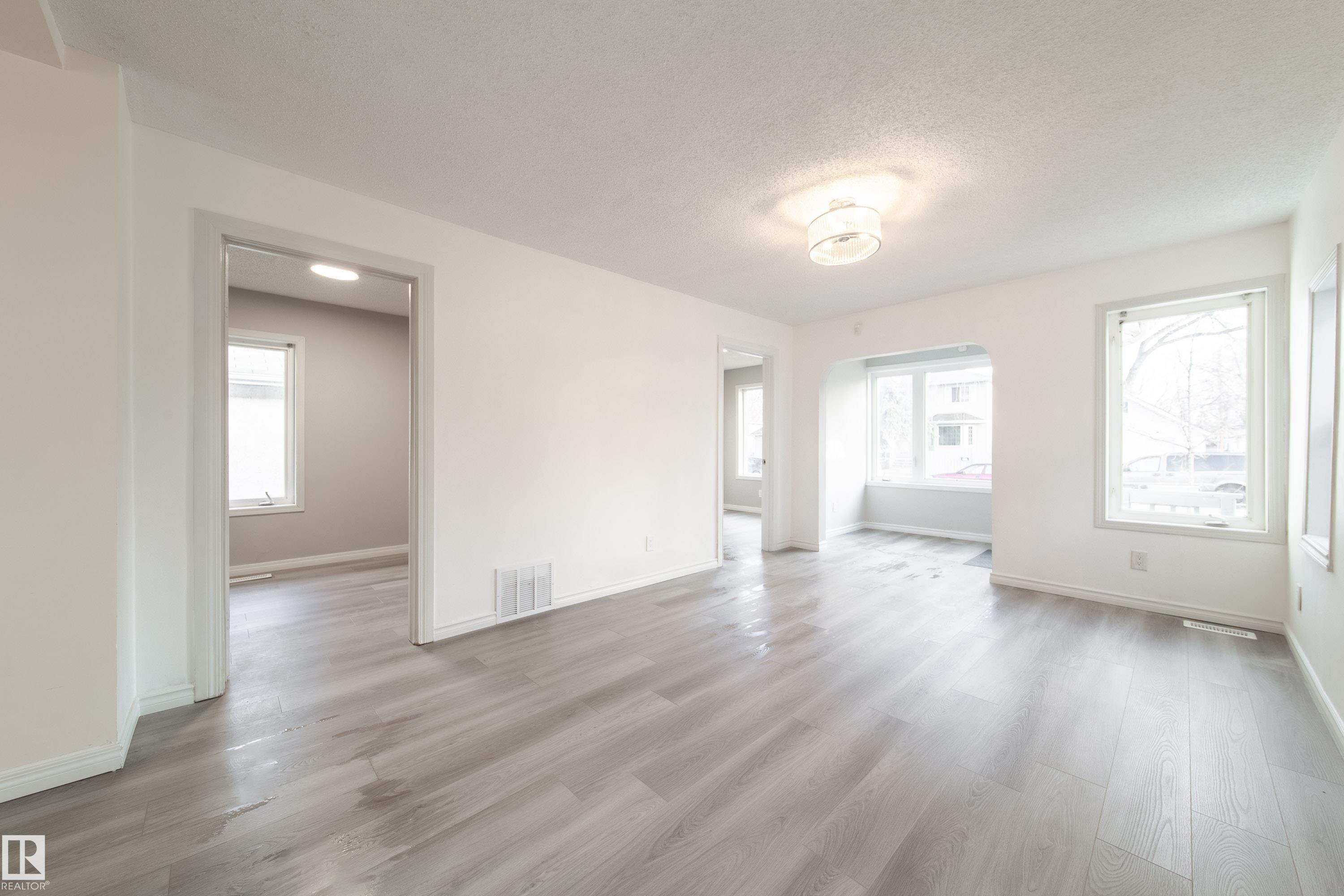 11912 77 Street, Edmonton, Alberta, T5G 2B4