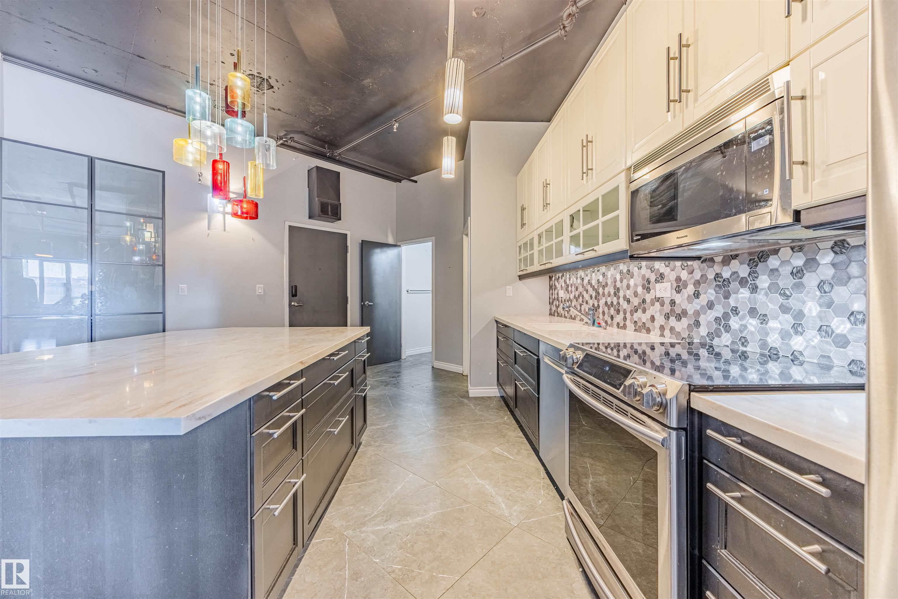 303 10179 105 Street, Edmonton, Alberta, T5J 3N1