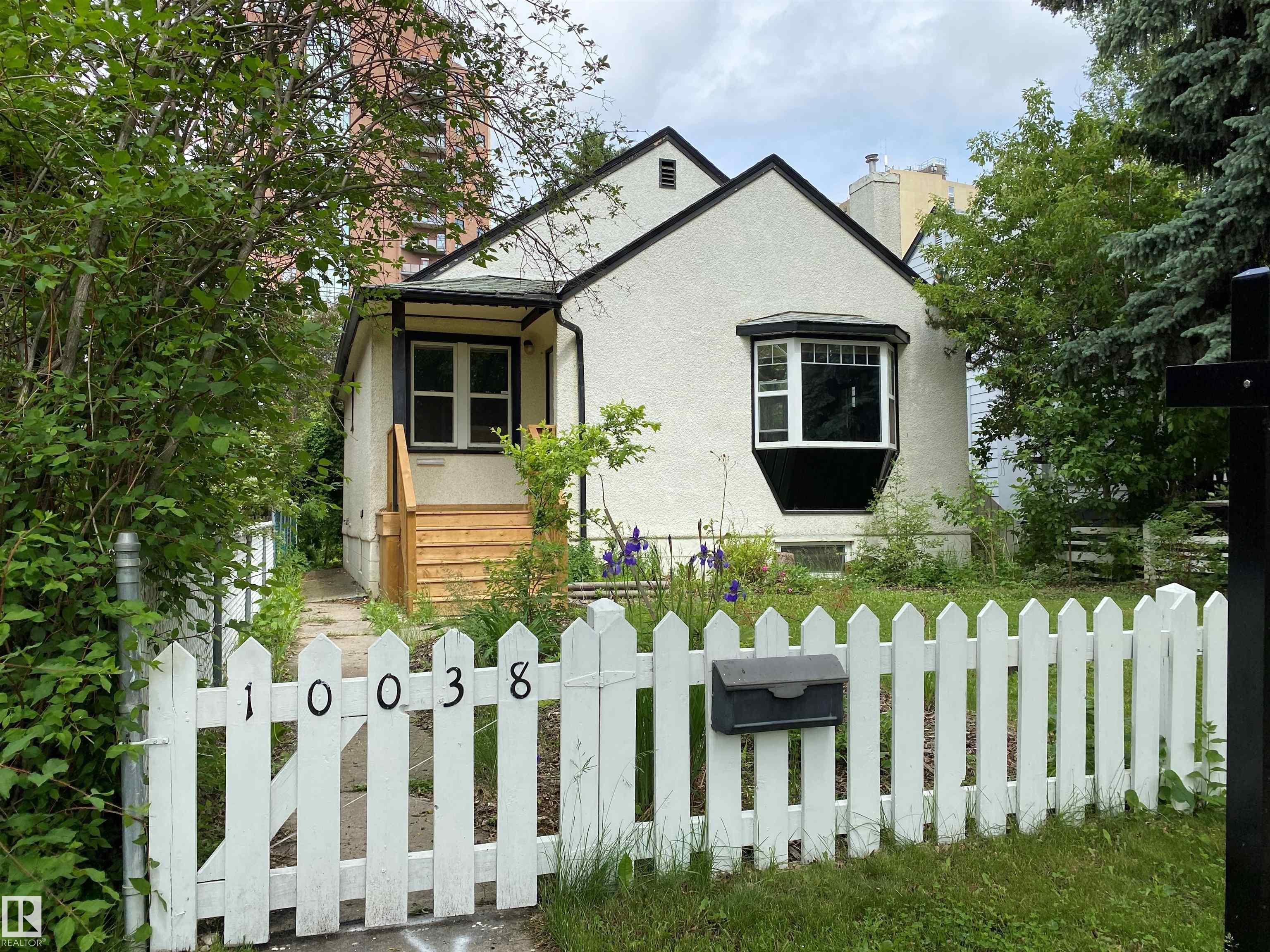 10038 88 Avenue, Edmonton, Alberta, T6E 2R7