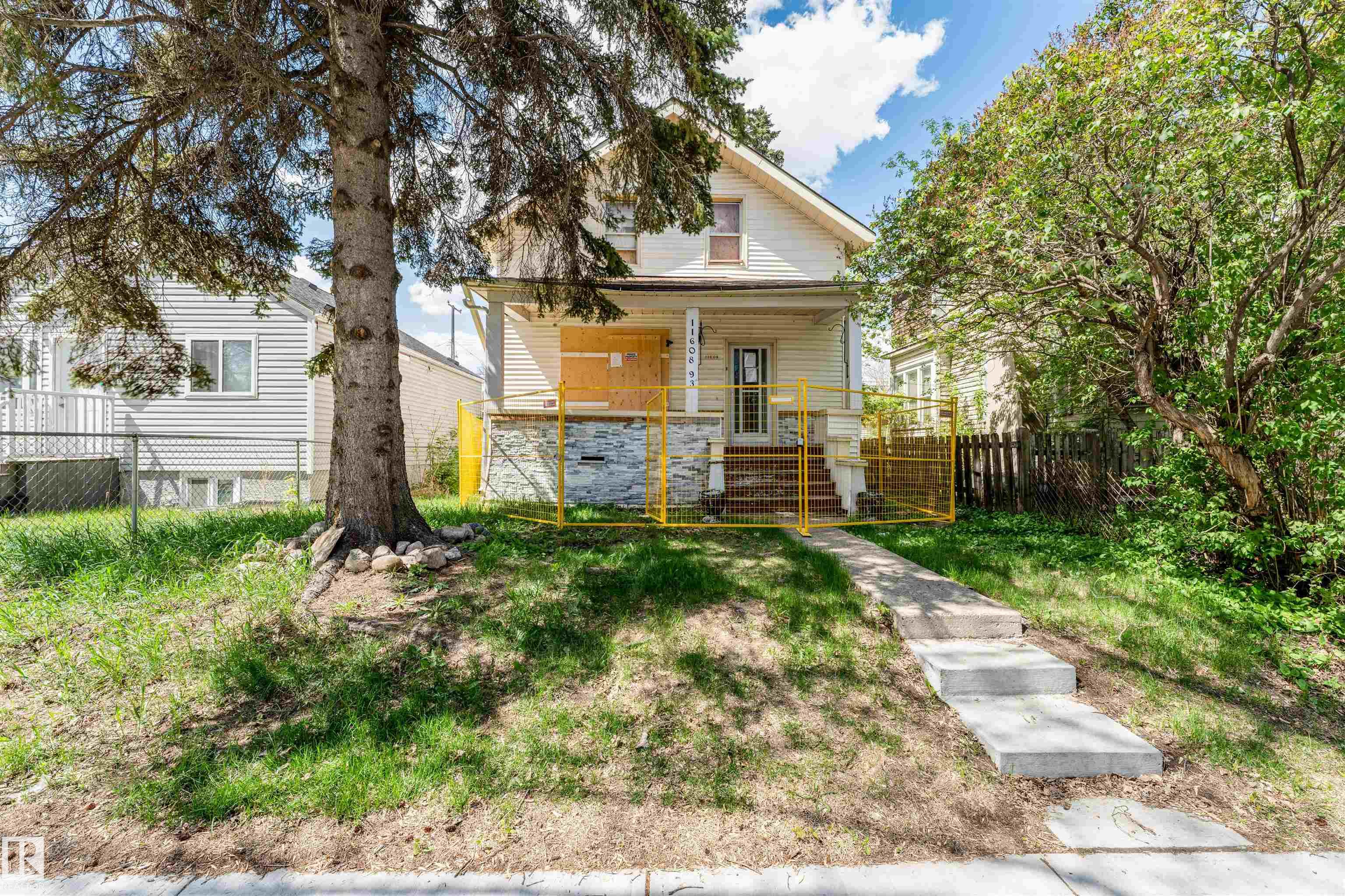 11608 93 Street, Edmonton, Alberta, T5G 1C9