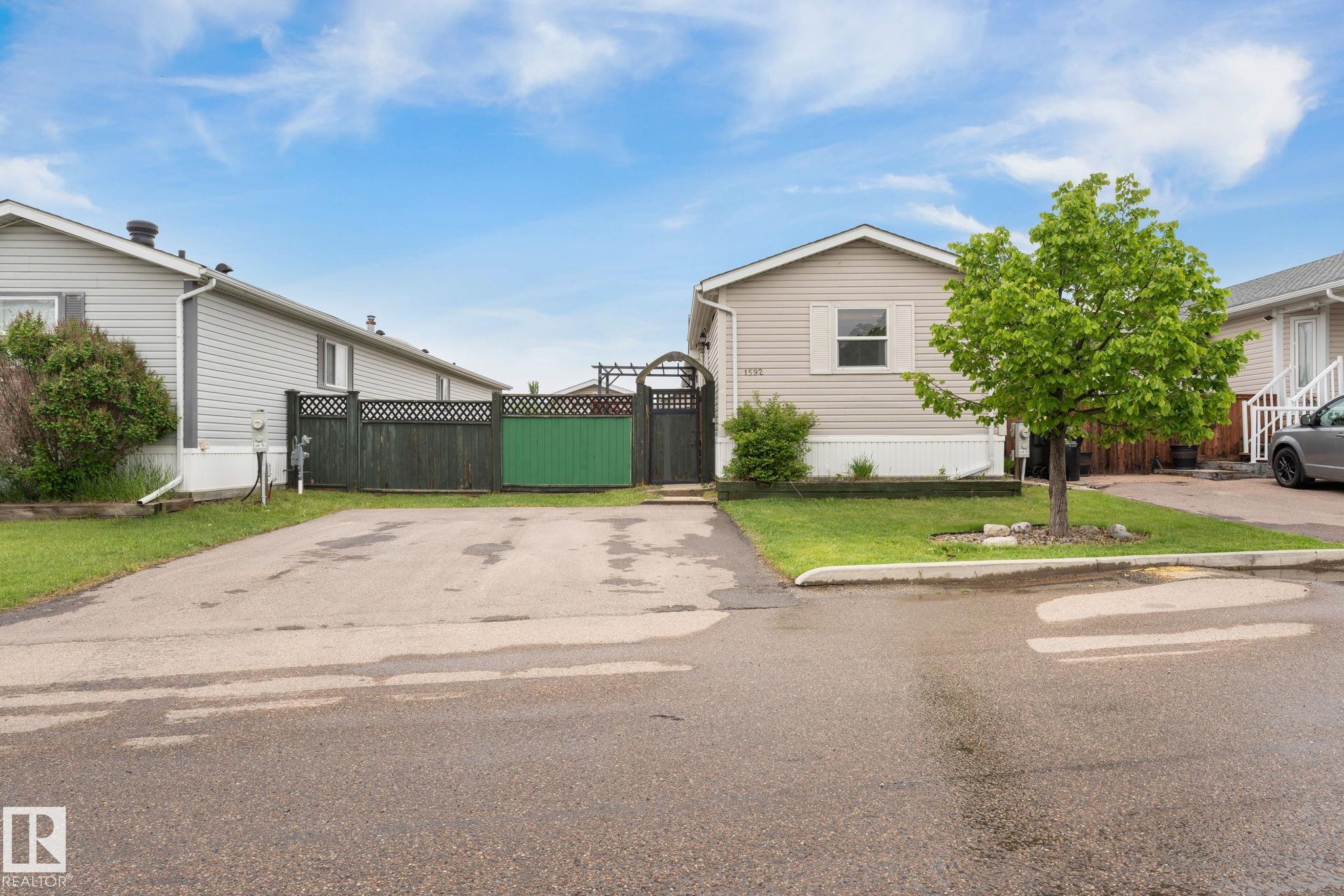 1592 Jubilee Drive, Sherwood Park, Alberta, T8H 2M9