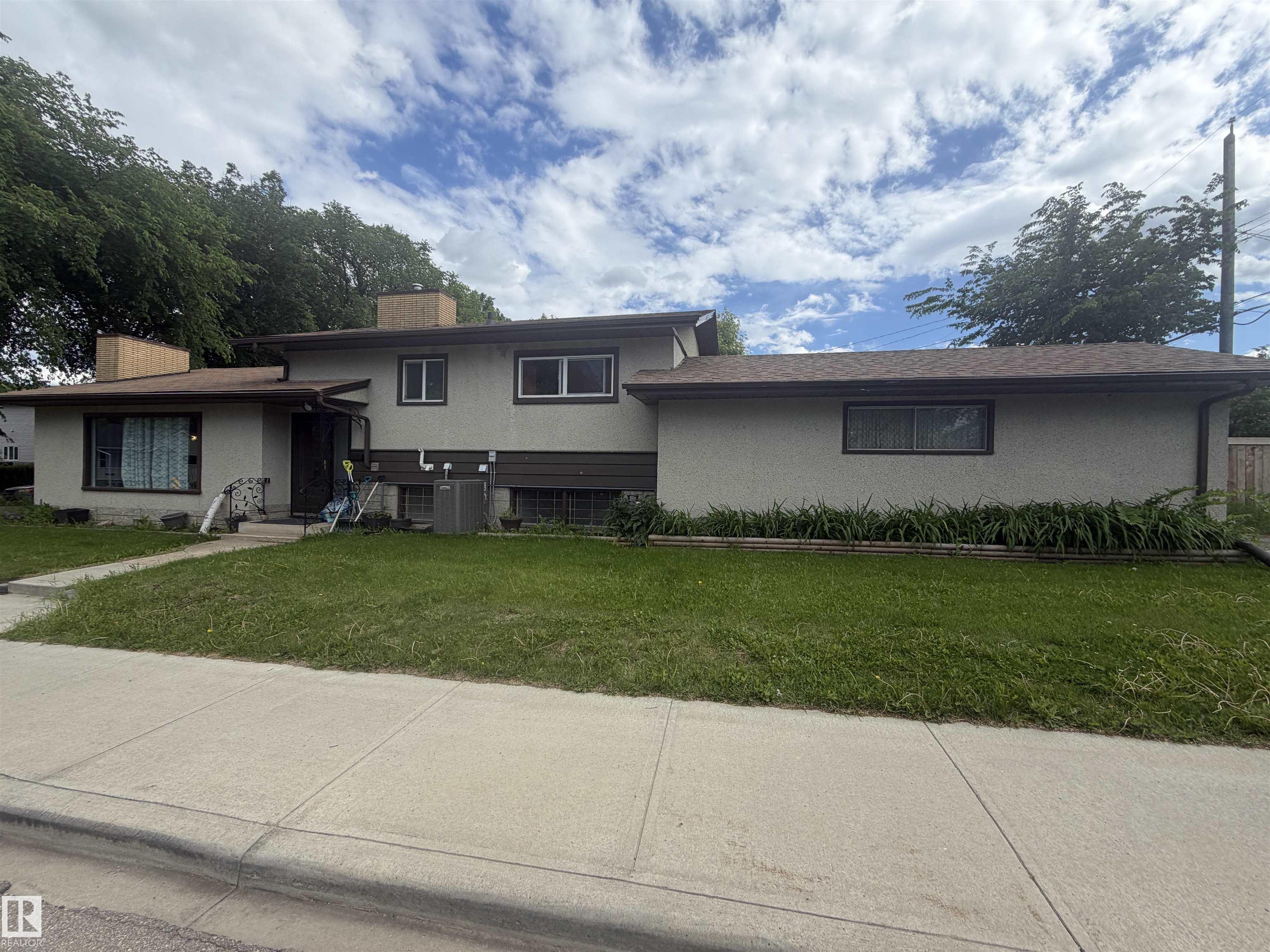 5303 119 Avenue, Edmonton, Alberta, T5W 1H8