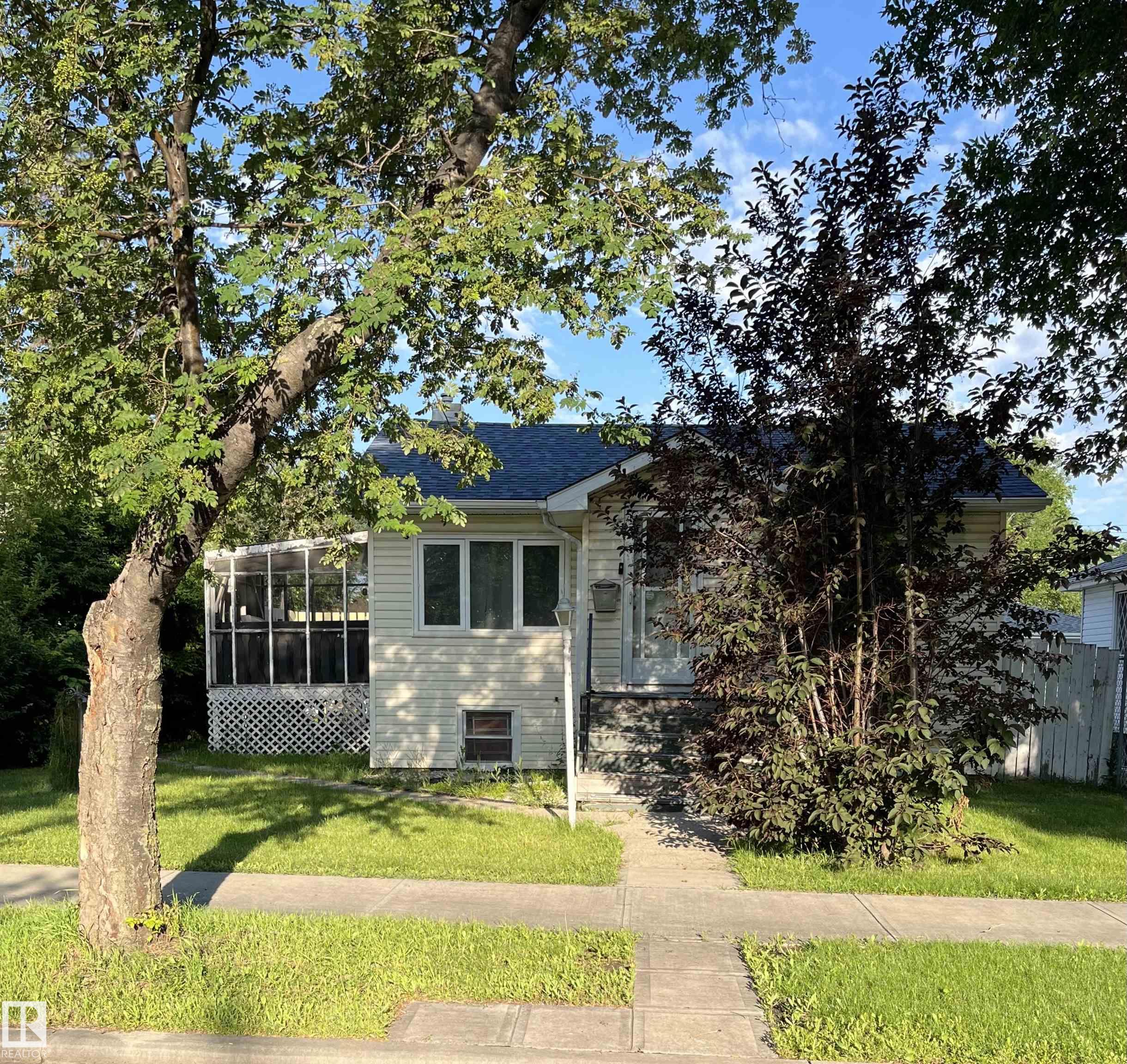 11938 70, Edmonton, Alberta, T5B 1T9