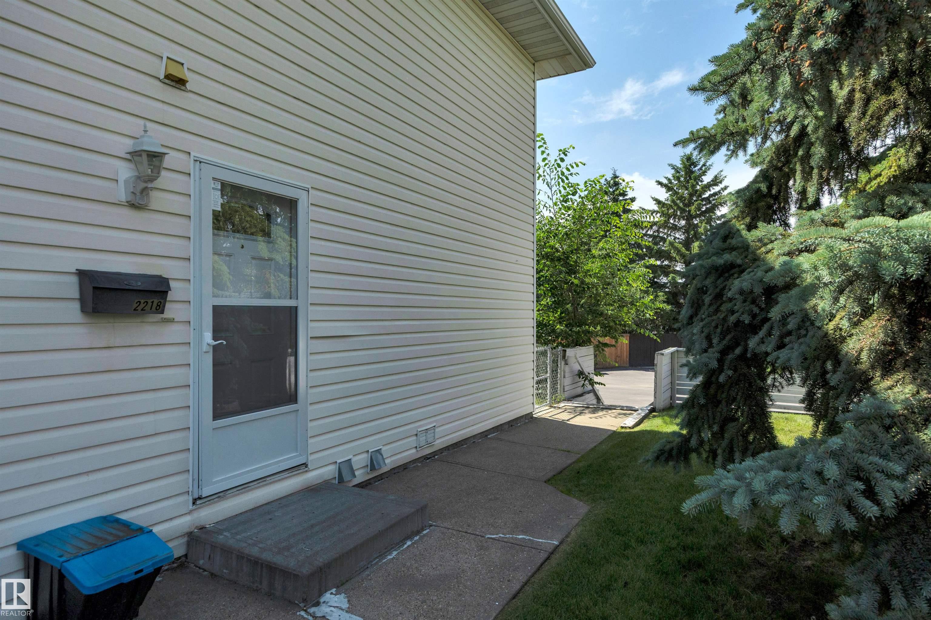 2218 38 Street, Edmonton, Alberta, T6L 4C3
