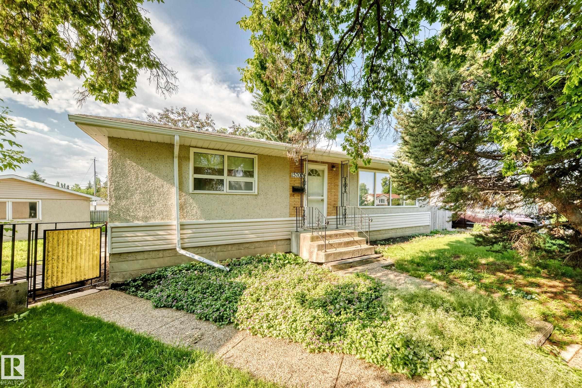 15703 84 Avenue, Edmonton, Alberta, T5R 3Y2