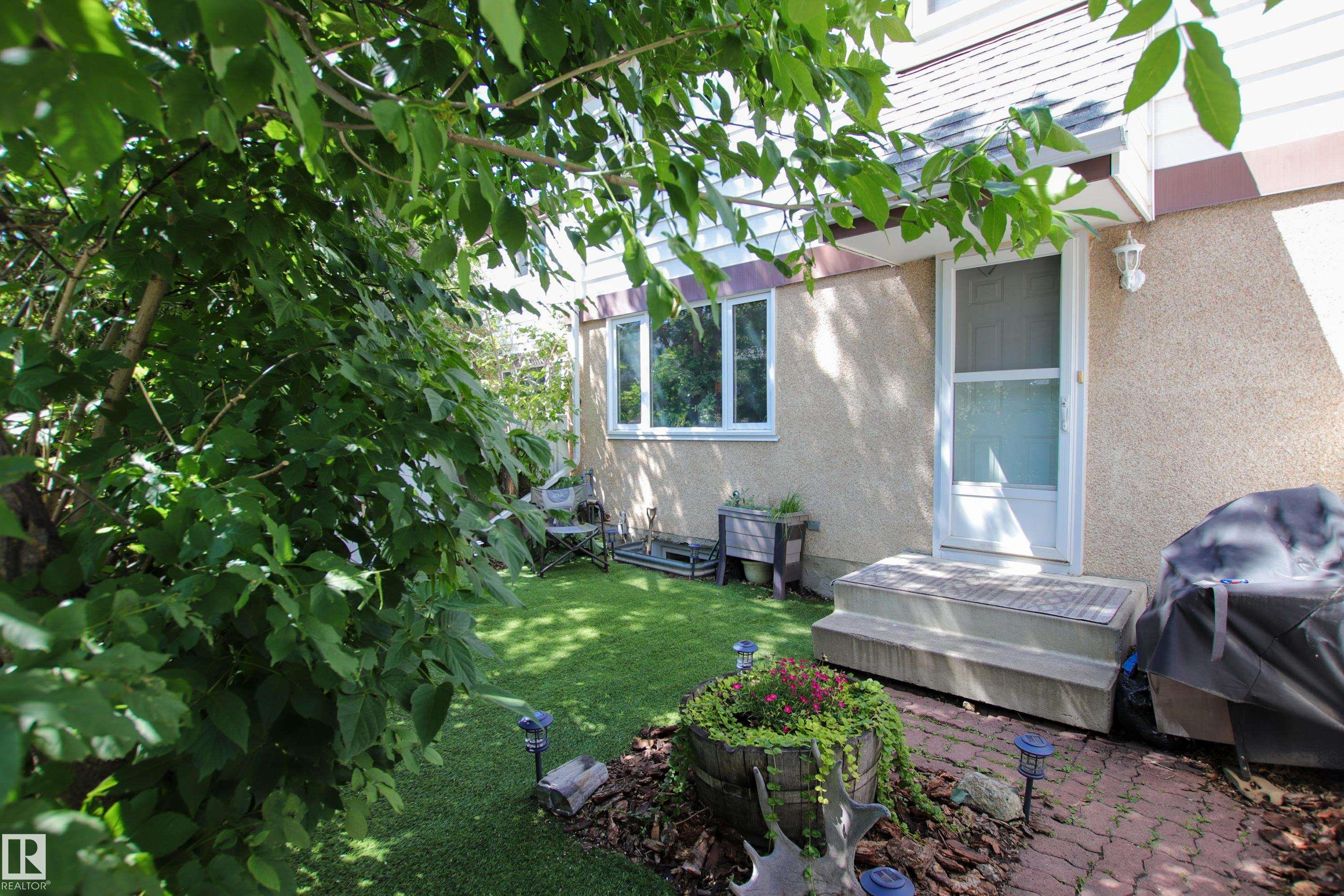 10d Twin Terrace, Edmonton, Alberta, T6K 1V4