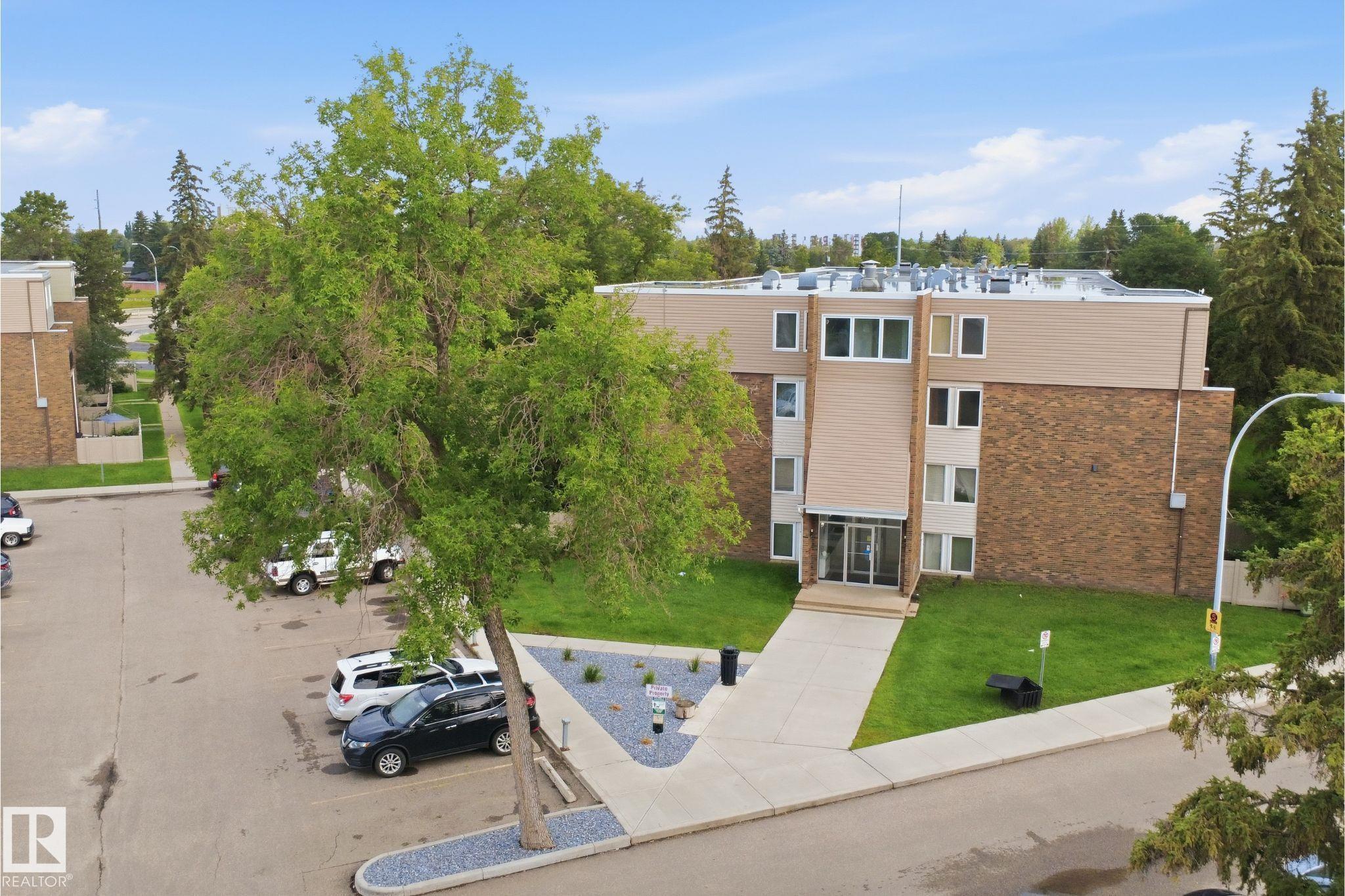 7825 159 Street, Edmonton, Alberta, T5R 2E1