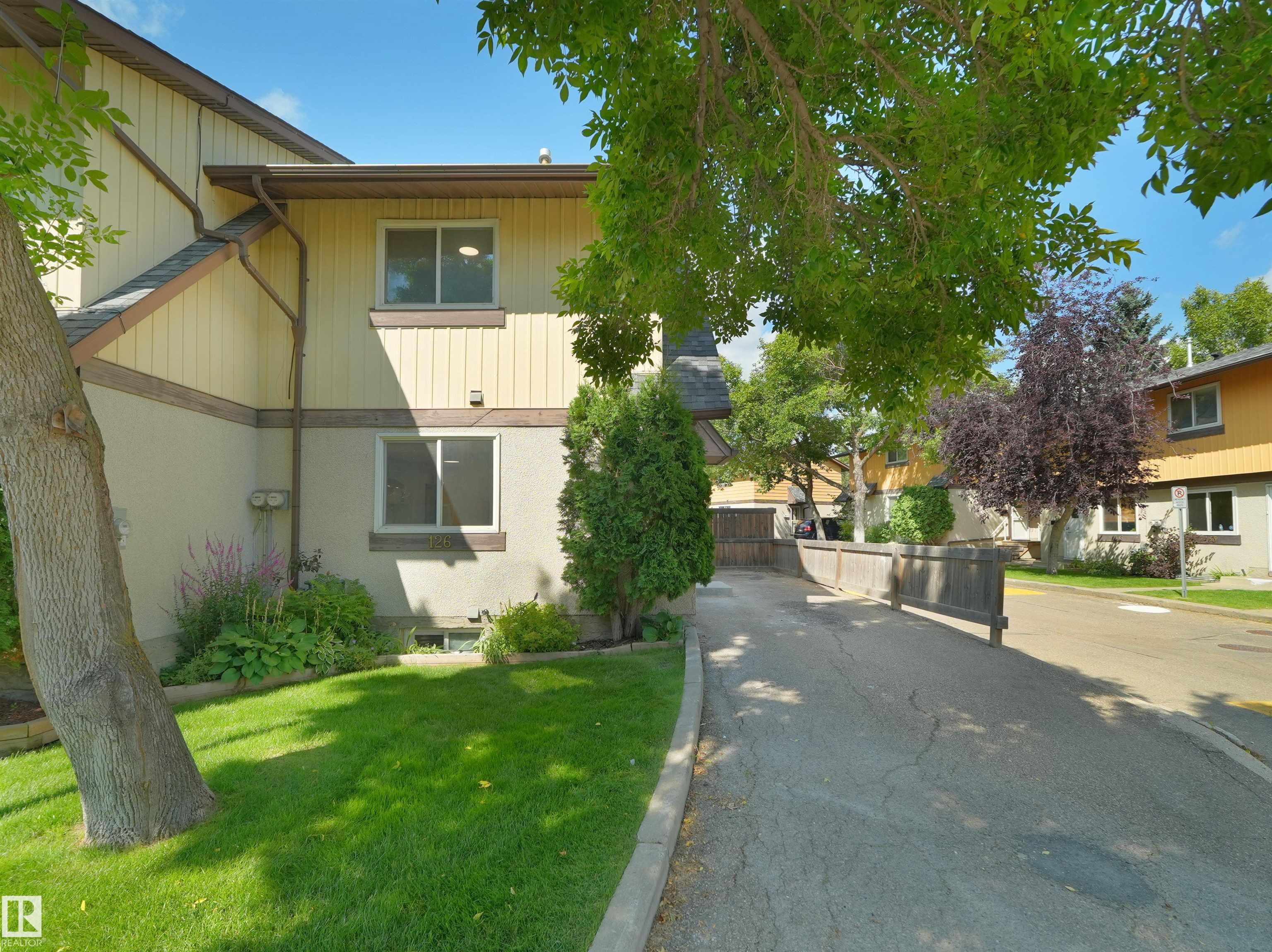126 Woodstock, Edmonton, Alberta, T5T 0H6