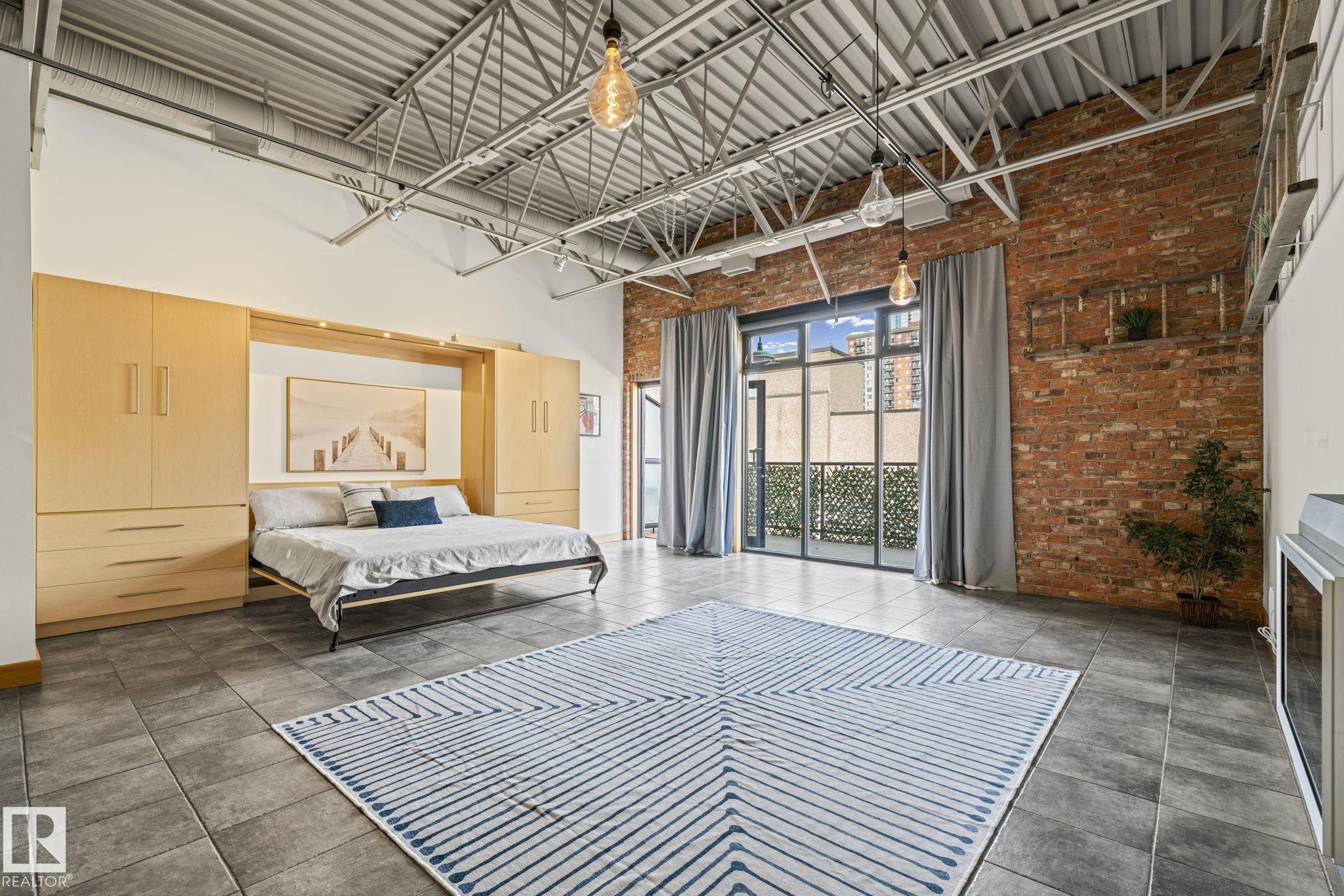 205 10265 107 Street, Edmonton, Alberta, T5J 5G2