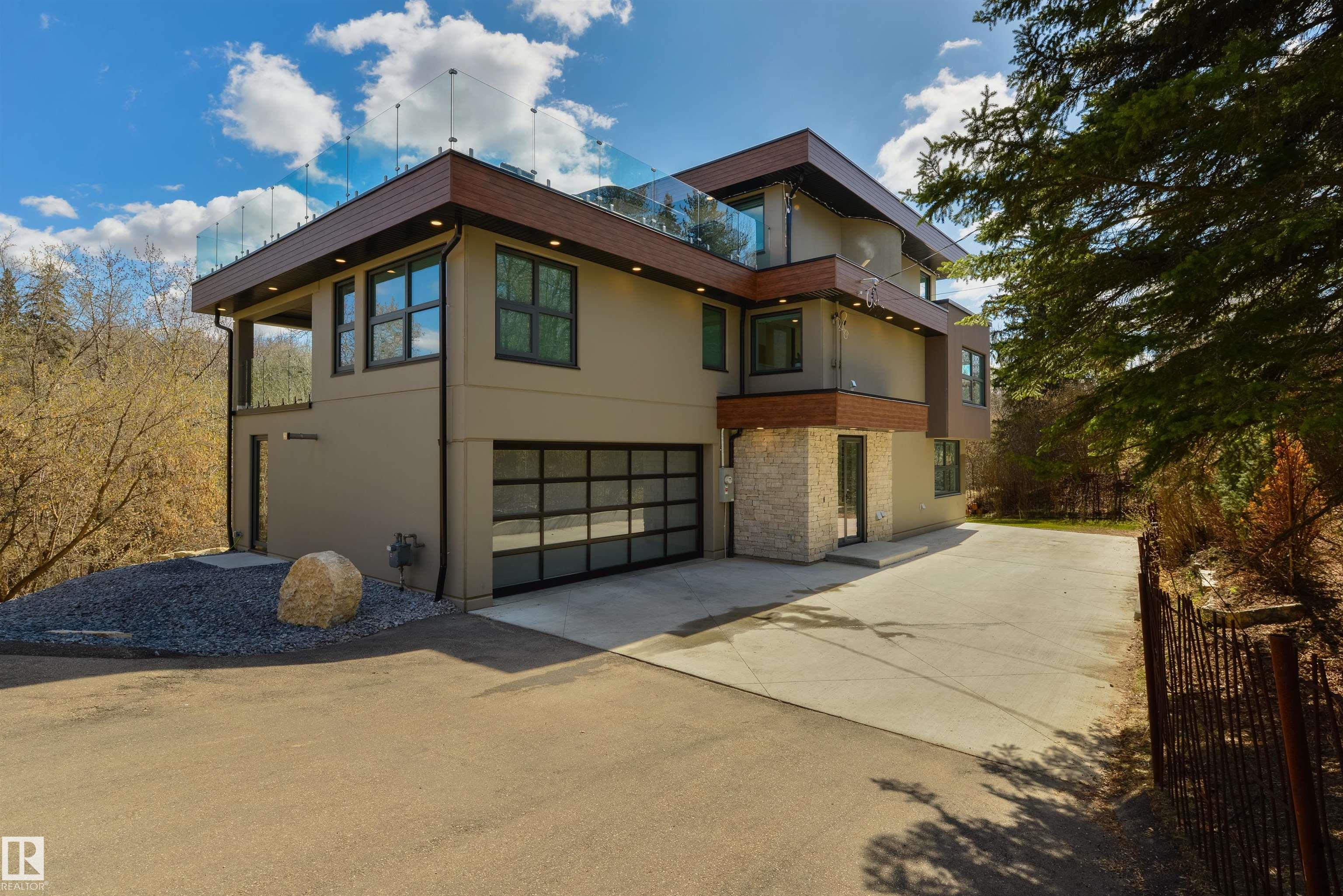 9213 97 Street, Edmonton, Alberta, T6E 3L1