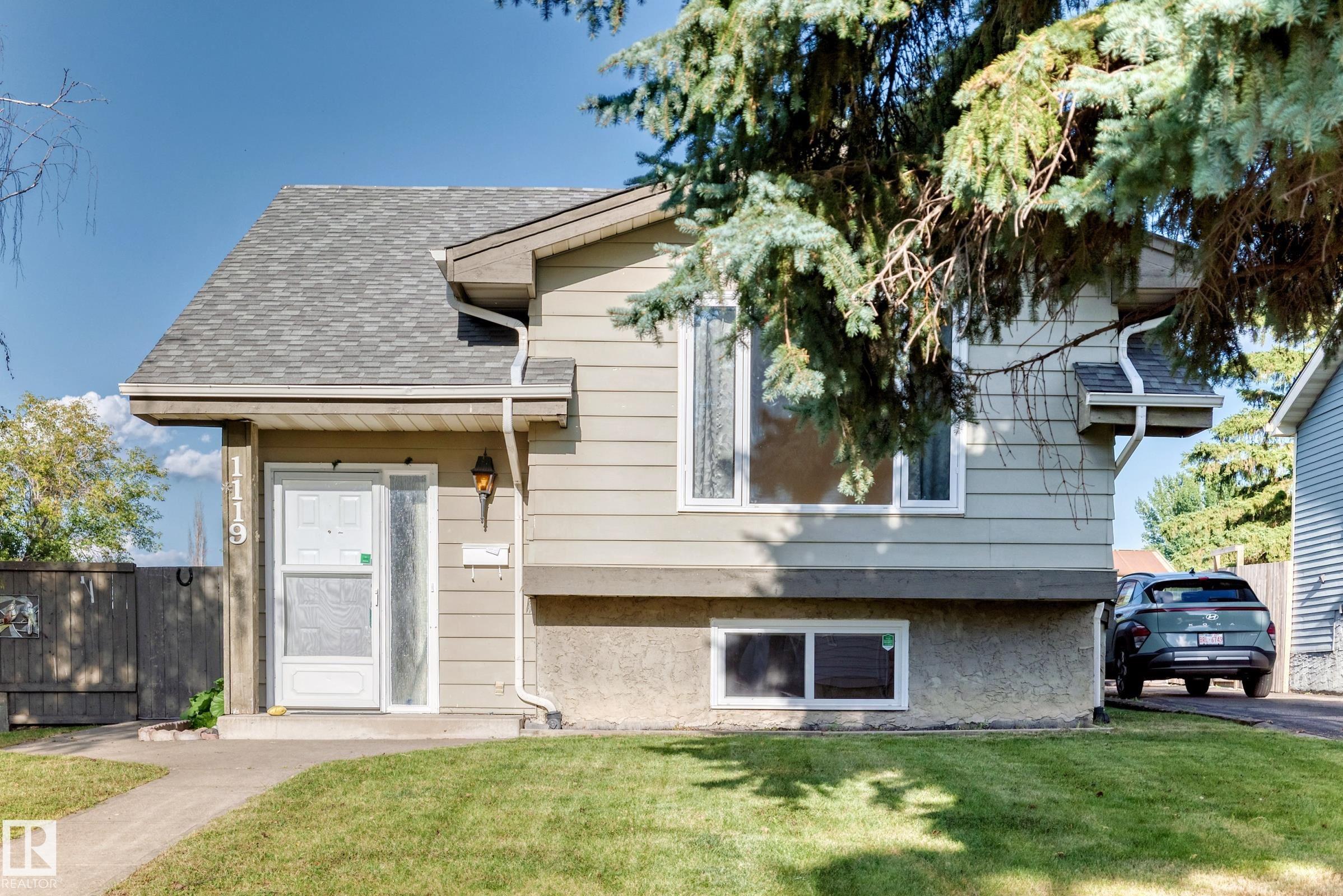 1119 38 Street, Edmonton, Alberta, T6L 2K8